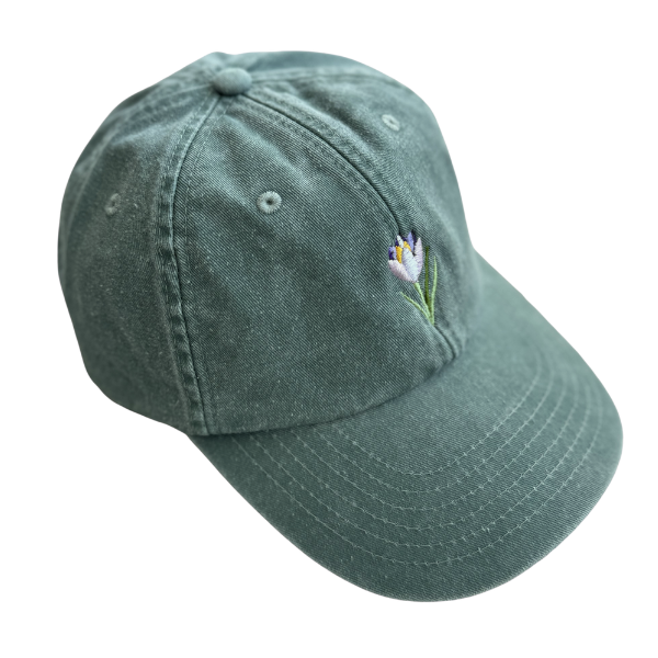 Salviegrønn caps med vinage preg og brodert krokus