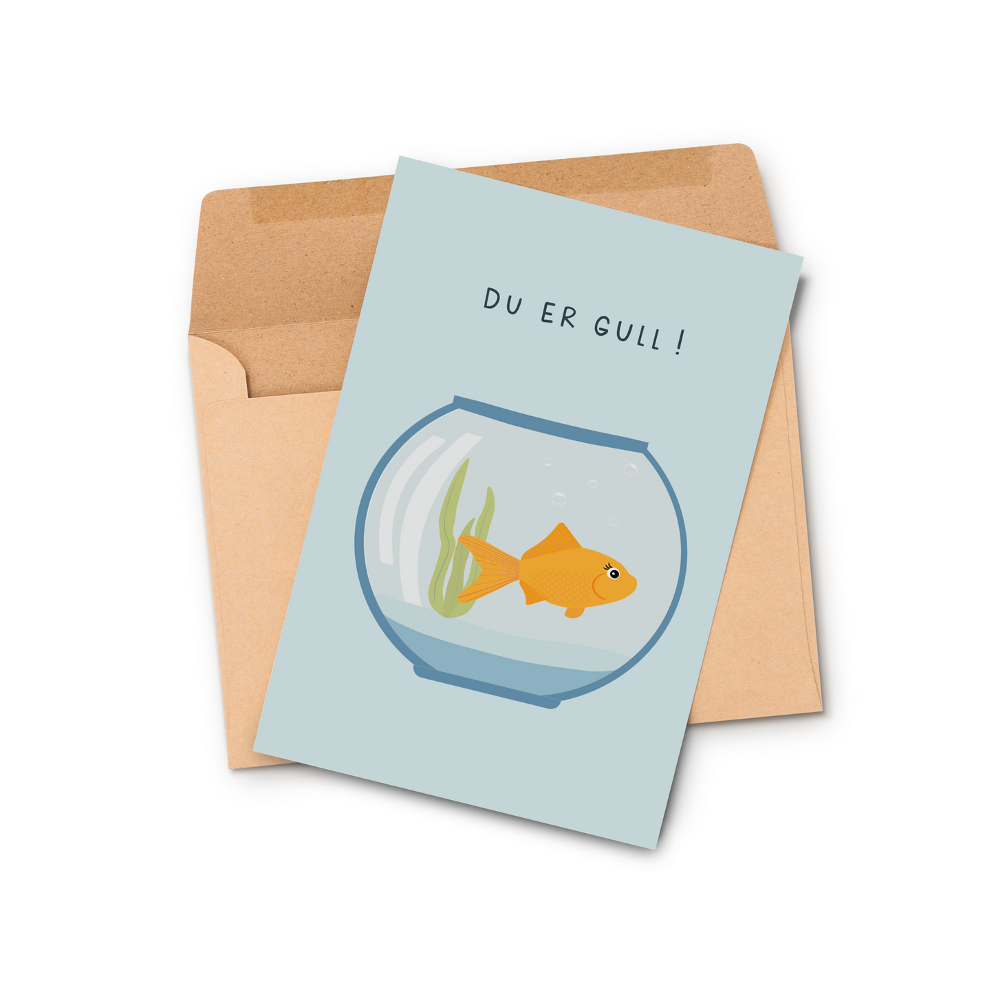 Blått kort med gullfisk-illustrasjon og teksten 'Du er gull', vist sammen med en brun konvolutt i resirkulert papir