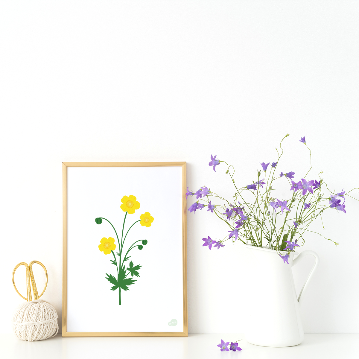 Plakat med digital illustrasjon av gul smørblomst, rammet inn i en ramme, stående ved siden av en våse med blomster