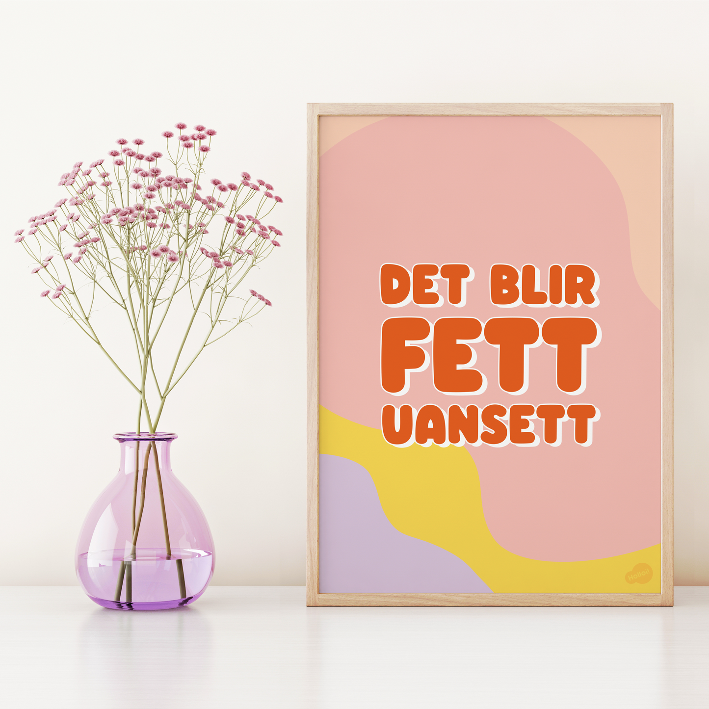 Plakat med teksten fett uansett, stående ved en blomsterbukett i en vase