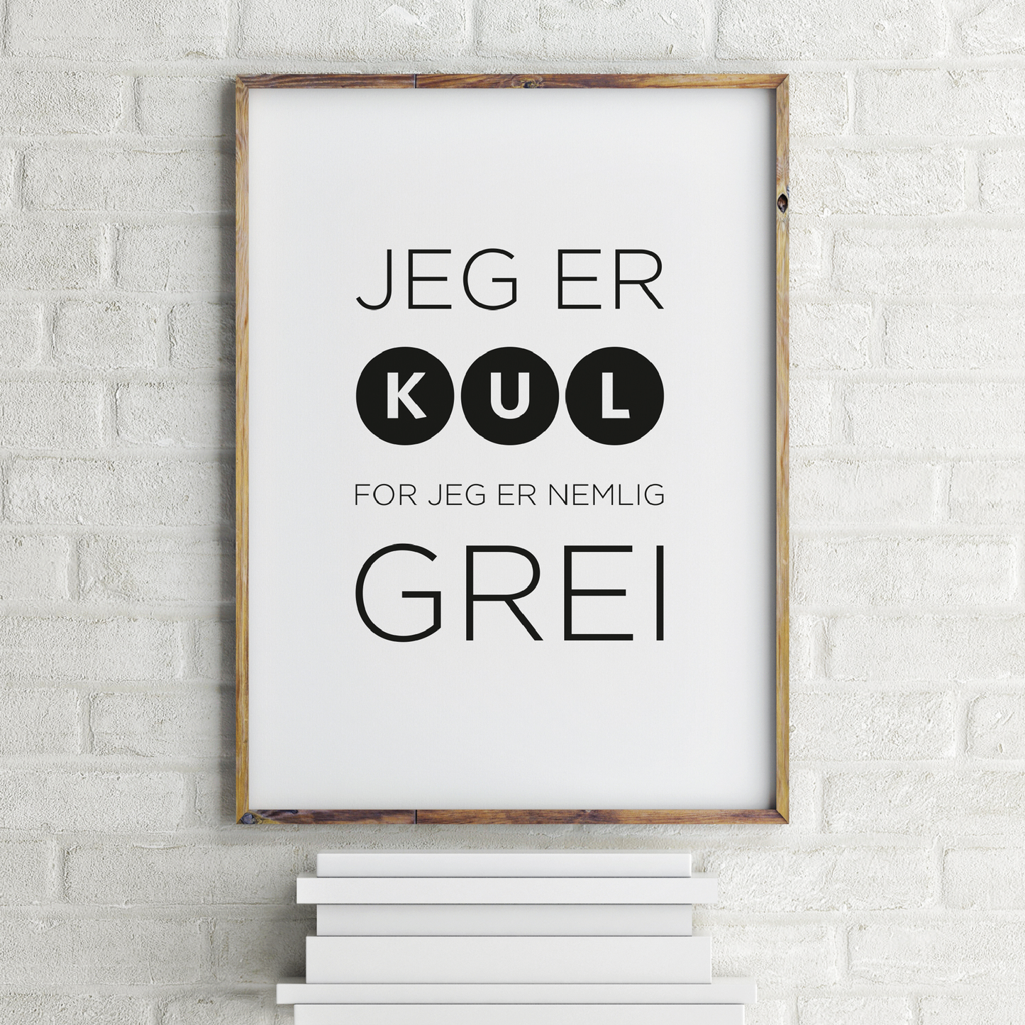Plakat med teksten "Det er kult å være grei", hengende på en hvit vegg