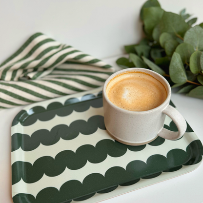 Lite rektangulært brett i skogsgrønn farge med skruemotiv, dekorativt brett til kaffekoppen eller verkstedet