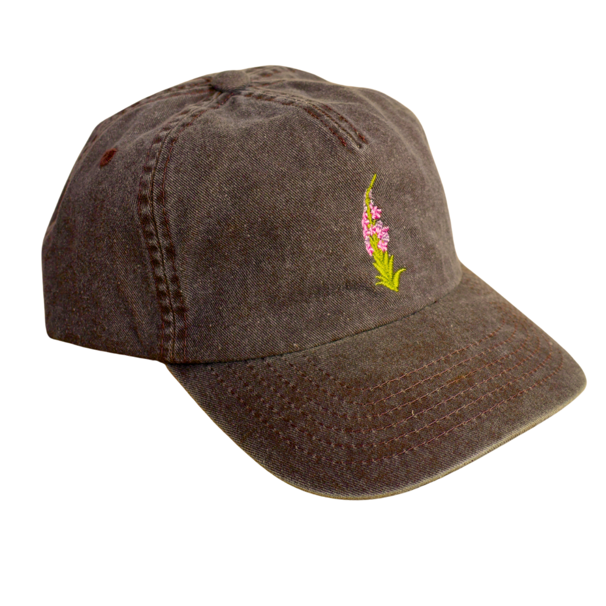 Brun caps i bomull med vintage preg og brodert geitrams-motiv fra Holloi