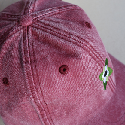 Vinrød caps med Kaffeblomst-broderi sett ovenfra