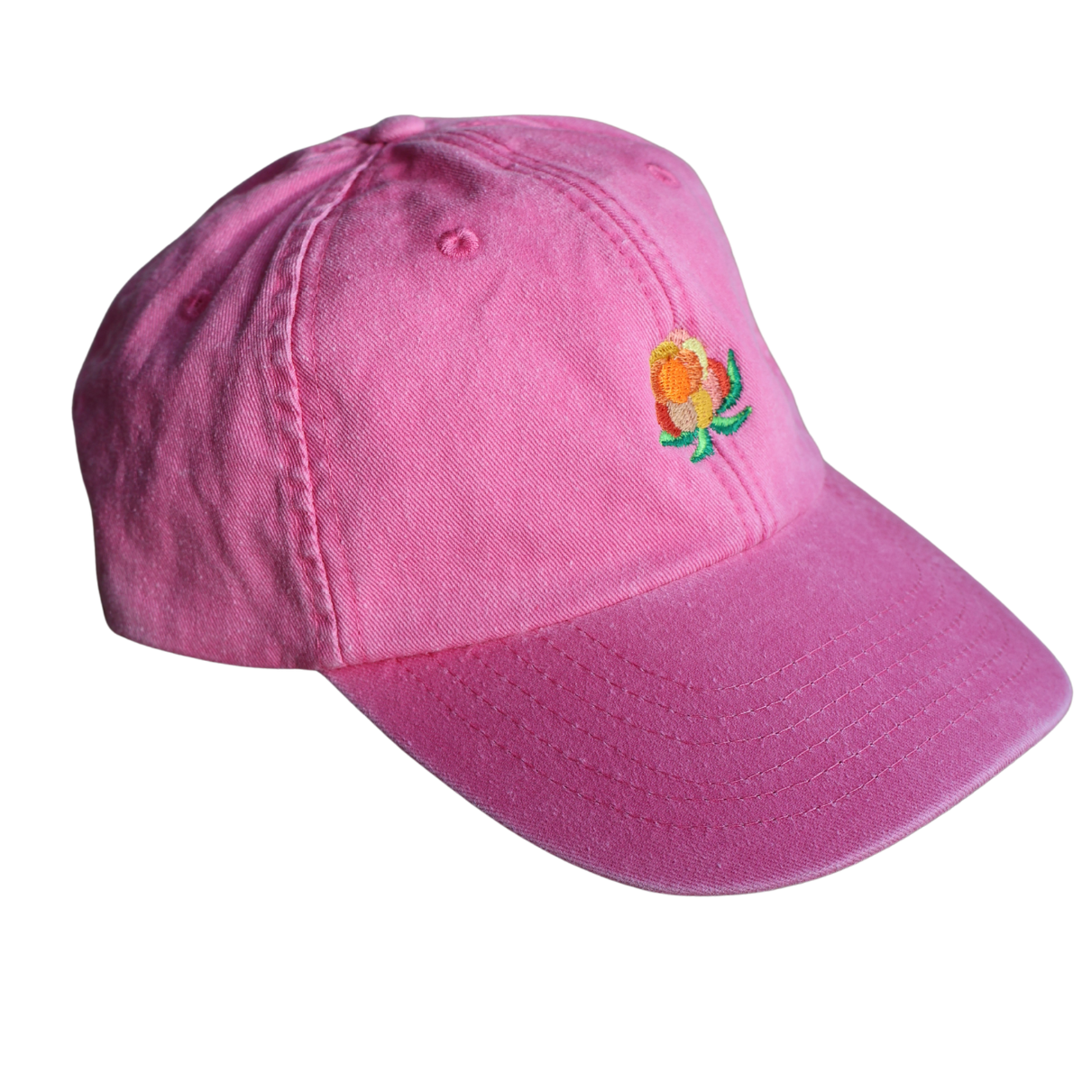 Rosa multe-caps med vintage vask, designet av Holloi og brodert i Norge