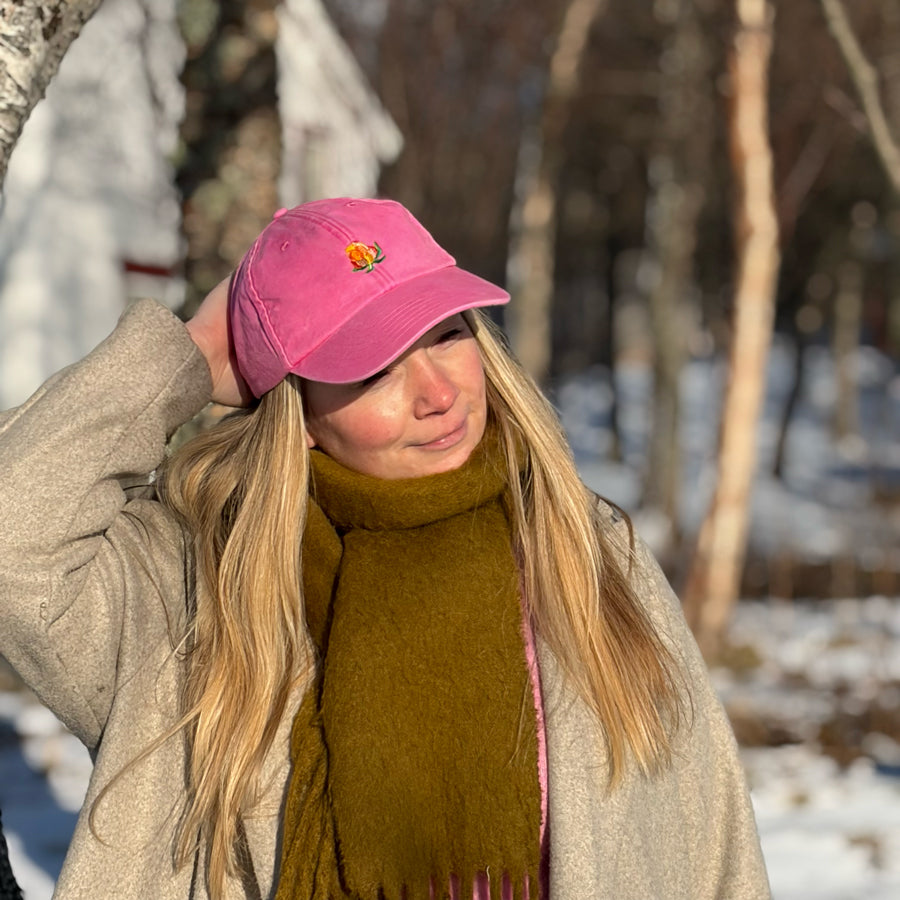 Rosa multe-caps på modell utendørs, et vårlig hodeplagg for tur og fritid