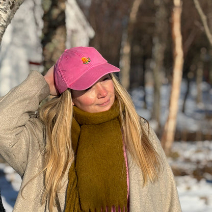 Rosa multe-caps på modell utendørs, et vårlig hodeplagg for tur og fritid