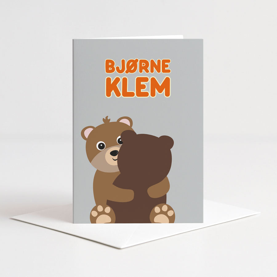 Dobbelt gratulasjonskort fra Holloi med grå bakgrunn og to bjørner som klemmer hverandre med teksten Bjørneklem