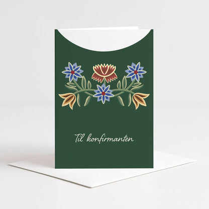Mørkegrønt konfirmasjonskort med broderimønster inspirert av norsk bunad og teksten "Til konfirmanten"