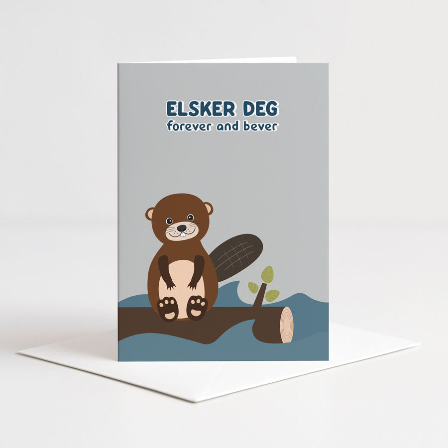 Grått dobbeltkort fra Holloi med en søt illustrasjon av en brun bever som sitter på en tømmerstokk i vannet, og teksten ELSKER DEG forever and bever