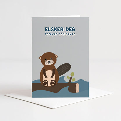 Grått dobbeltkort fra Holloi med en søt illustrasjon av en brun bever som sitter på en tømmerstokk i vannet, og teksten ELSKER DEG forever and bever