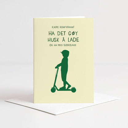 Gult hilsningskort til konfirmant med mørkegrønn illustrasjon av person på sparkesykkel og teksten "Ha det gøy, Husk å lade"