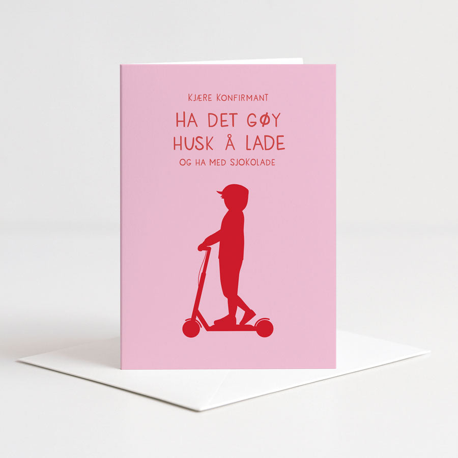 Rosa konfirmasjonskort med illustrasjon av konfirmant på sparkesykkel og teksten "Ha det gøy, husk å lade"