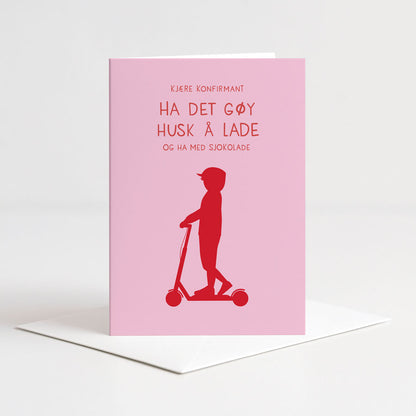 Rosa konfirmasjonskort med illustrasjon av konfirmant på sparkesykkel og teksten "Ha det gøy, husk å lade"