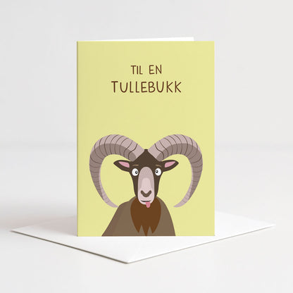 Dobbelt skort fra Holloi med en morsom illustrasjon av en bukk som rekker tunge, og teksten TIL EN TULLEBUKK