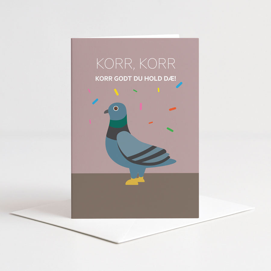 Dobbelt kort fra Holloi i dus rosa med illustrasjon av en due og fargerik konfetti, med den nordnorske teksten 'KORR, KORR KORR GODT DU HOLD DÆ!