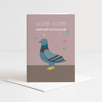 Dobbelt kort fra Holloi i dus rosa med illustrasjon av en due og fargerik konfetti, med den nordnorske teksten 'KORR, KORR KORR GODT DU HOLD DÆ!