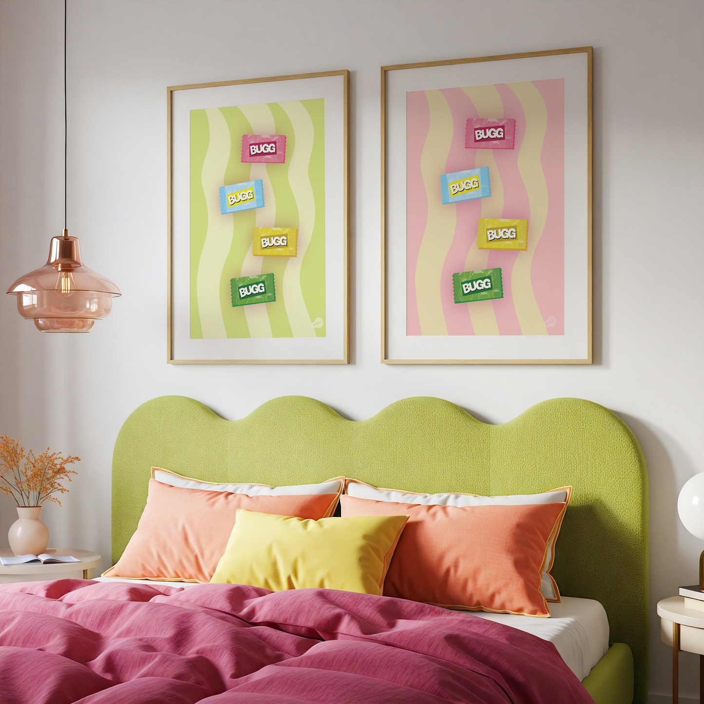 Detaljbilde av 2 plakater med BUGG-motiv i grønn og rosa, hengende på vegg over seng, grafisk design inspirert av nostalgisk snop