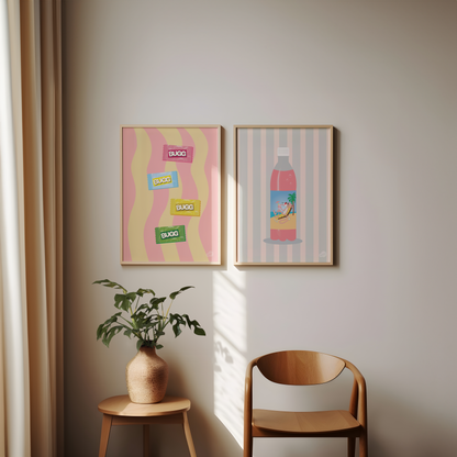 2 plakater med rosa BUGG og nostalgisk rosa brus hengende på vegg over stol og bord