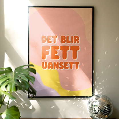 Plakat med digital illustrasjon i rosa, lilla og gul, med teksten "Det blir fett uansett", hengende på vegg med sollys og diskokule i nærheten