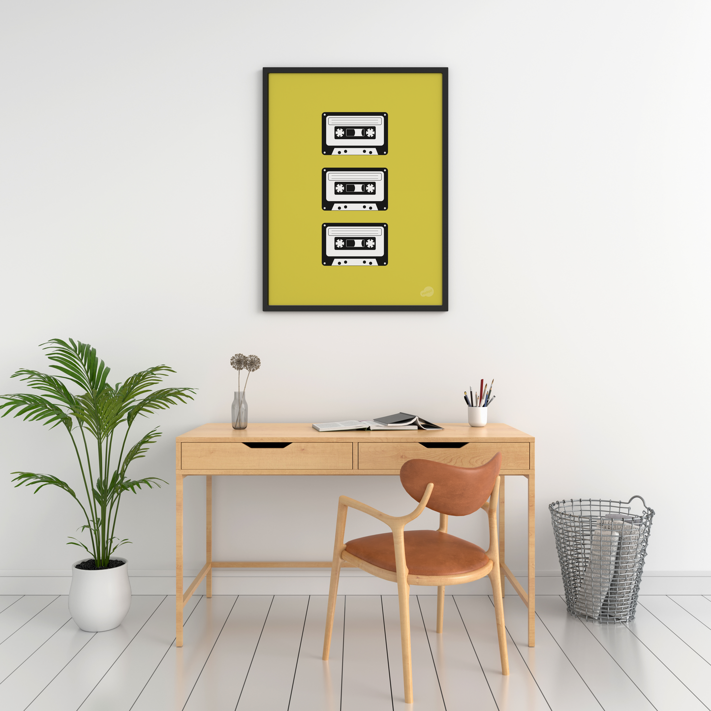 Plakat med nostalgiske kassetter på limegrønn bakgrunn hengende på en vegg over et skrivebord