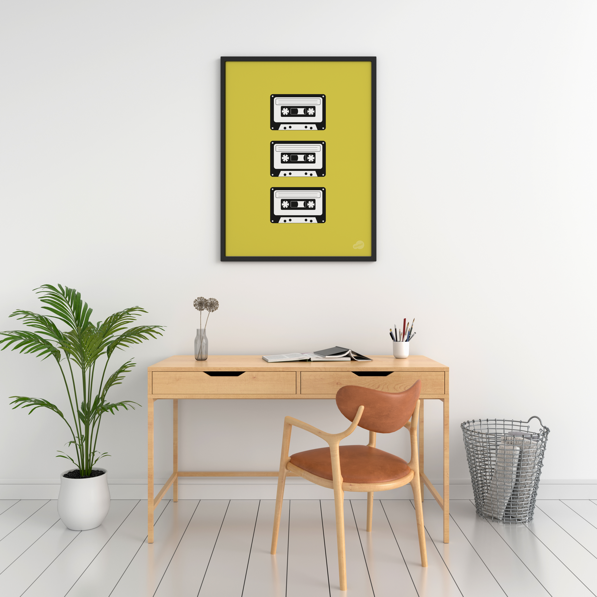 Plakat med nostalgiske kassetter på limegrønn bakgrunn hengende på en vegg over et skrivebord