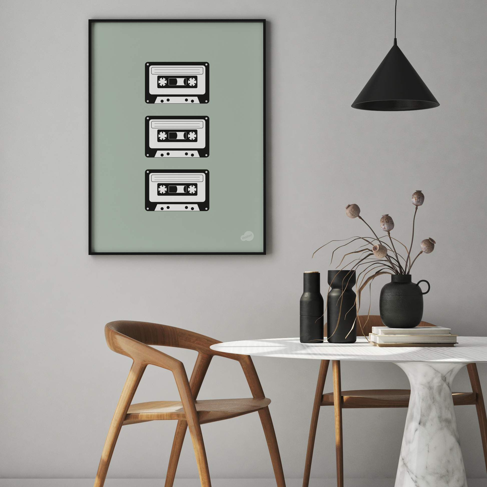 Plakat med nostalgisk kassett motiv hengende innrammet på en vegg i en spisestue