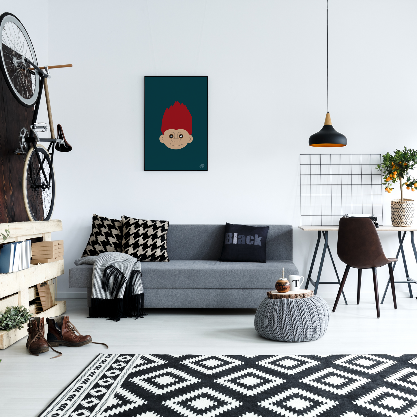 Detaljbilde av grafisk lykketroll-motiv hengende på vegg 