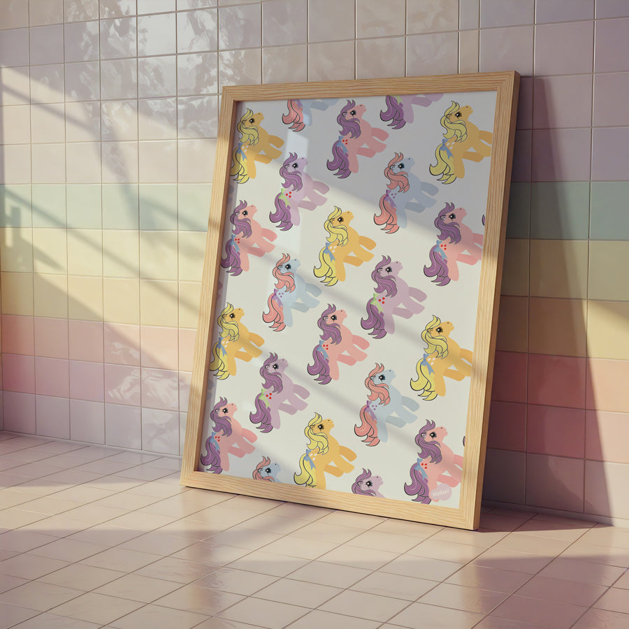 Plakat med klassiske Pony figurer, stående  langs en vegg i et rom med pastell farger på veggen