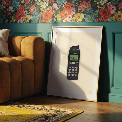 Bilde av grafisk illustrasjon av klassisk mobil med knapper og antenne, detaljert retro-kunst i friske farger plassert på gulvet i et rom med blomstermønster på veggen