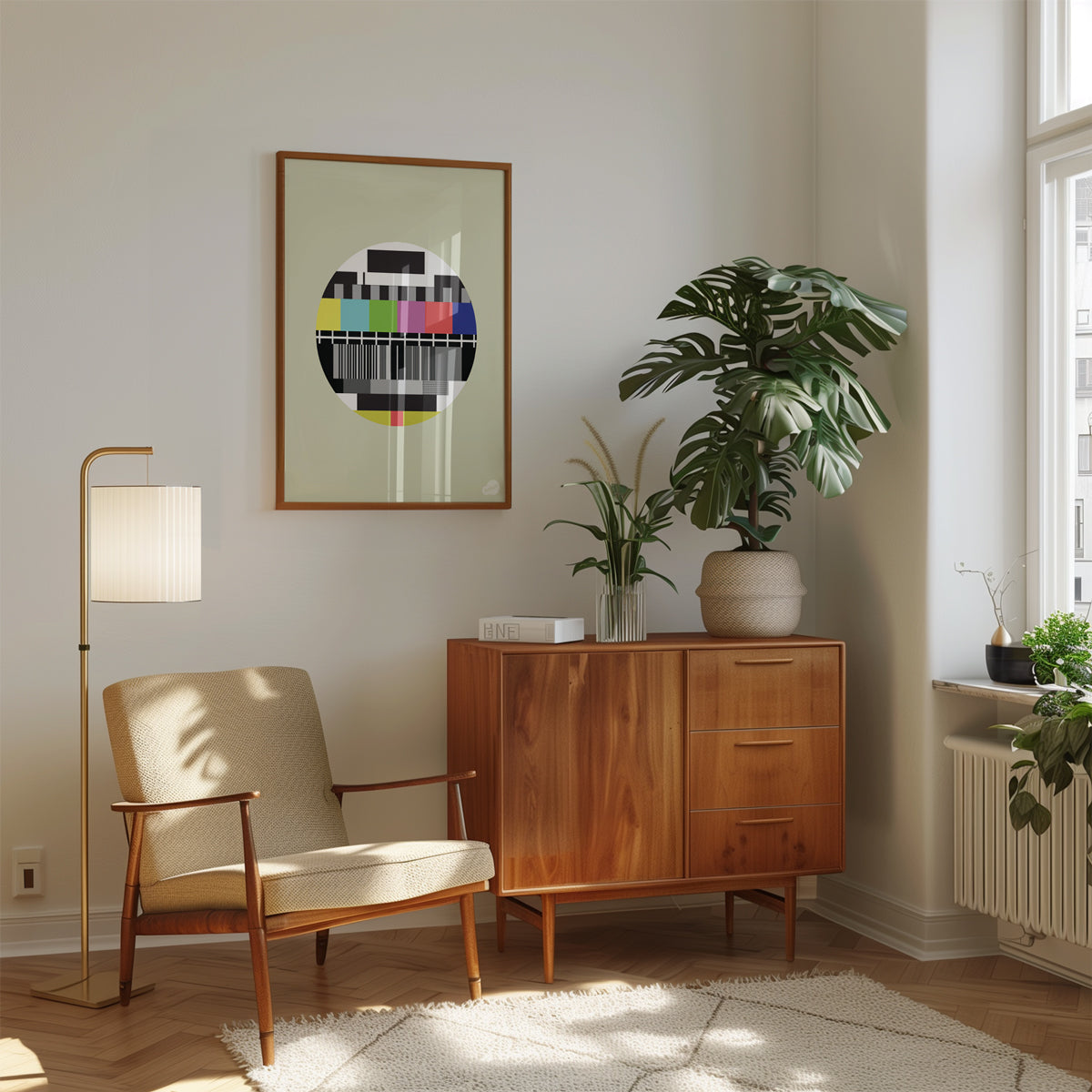 Detaljbilde av plakat med det nostalgiske motivet Prøvebilde, minimalistisk og moderne kunst inspirert av gammel TV-historie i en stue med møbler av tre