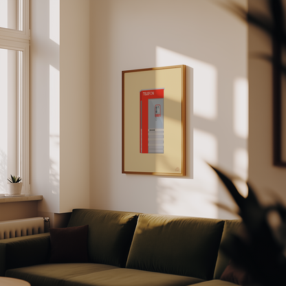 Telefonkiosk-illustrasjon som  innrammet plakat, hengende på vegg i stue med mosegrønn sofa