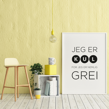 Plakat med tekst med det oppmuntrende budskapet "Det er kult å være grei", stående langs en gul vegg