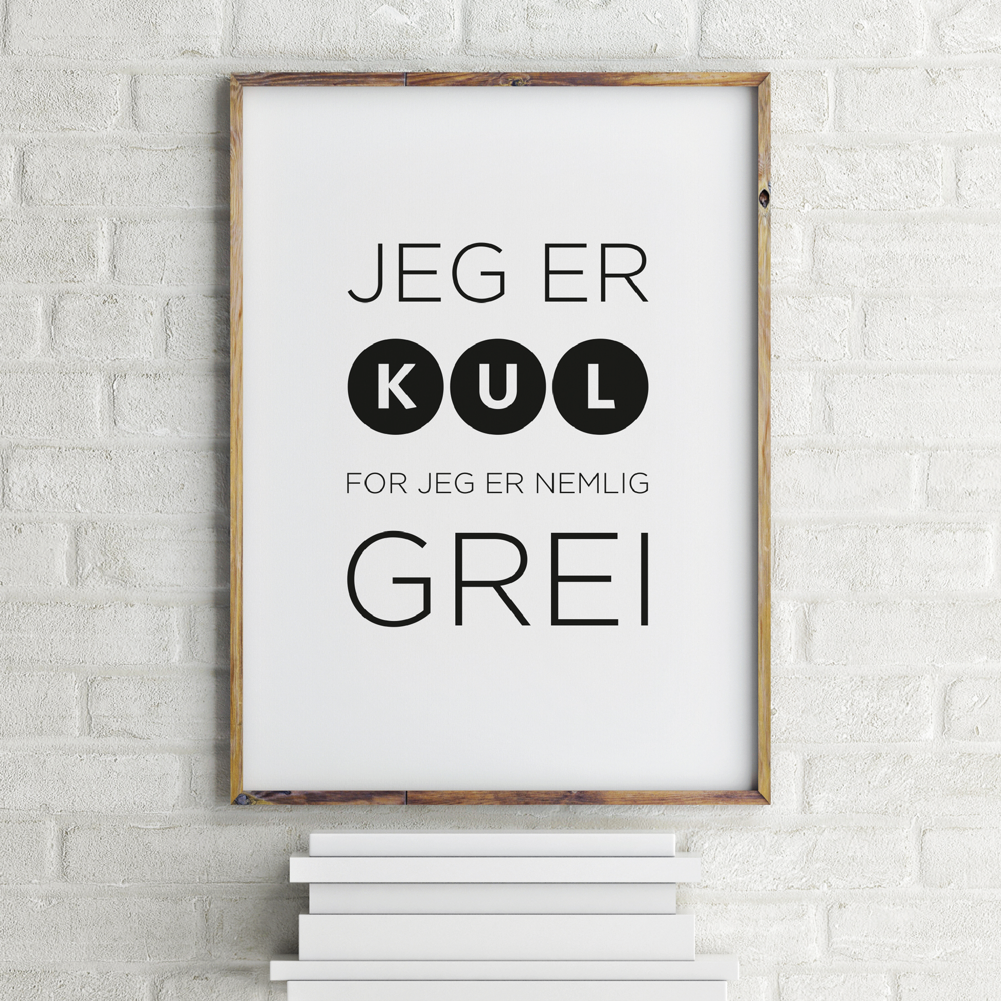 Plakat med teksten "Det er kult å være grei", hengende på en hvit vegg