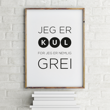 Plakat med teksten "Det er kult å være grei", hengende på en hvit vegg