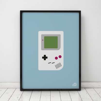 Blå retro plakat med klassisk Game Boy-motiv, designet av Holloi
