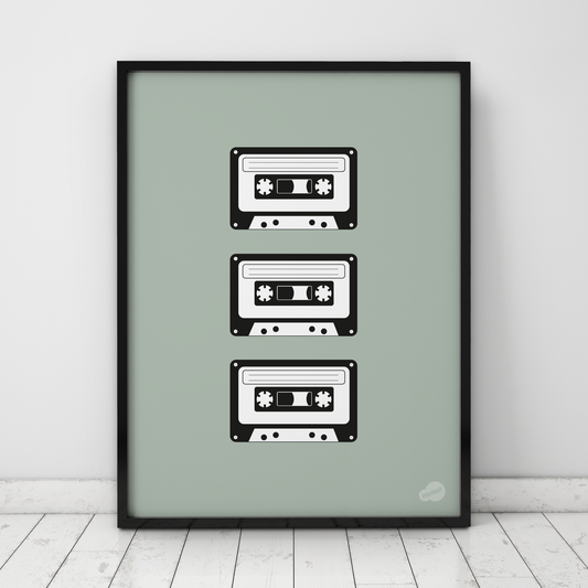 Retro plakat med illustrasjon av tre klassiske kassetter, nostalgisk veggdekor i sjøgrønn farge fra Holloi