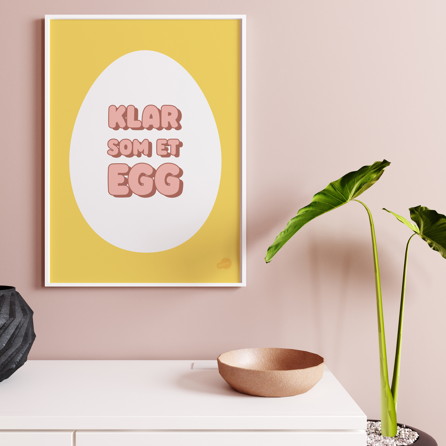 Plakat med digital illustrasjon av et egg og teksten "Klar som et egg" skrevet med rosa på gul bakgrunn, hengende på en dus rosa vegg