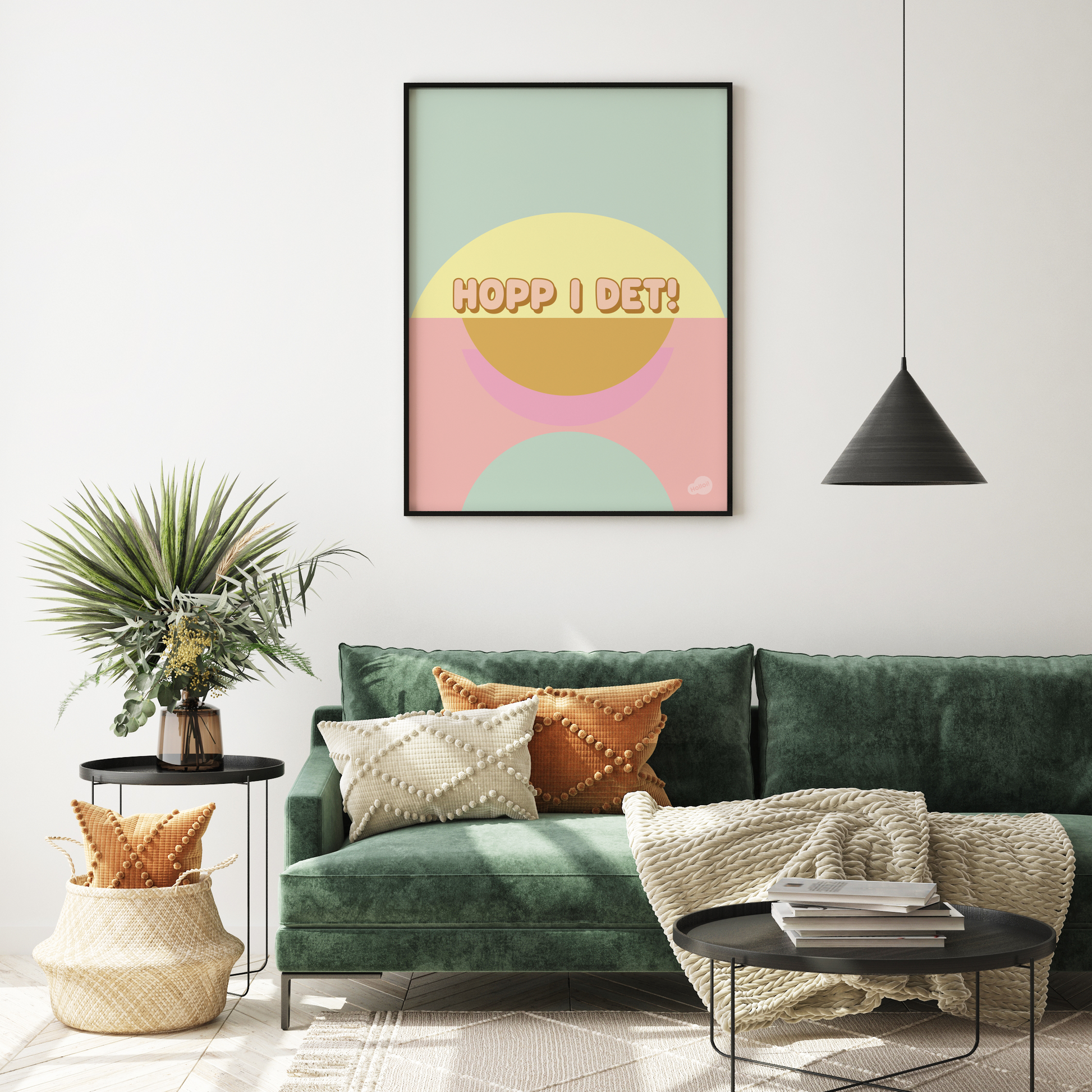 Plakat med abstrakte former i pastell farger med teksten "Hopp i det", hengende på vegg i stue